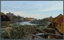 Blick von Frederiks� auf die Nachbarinsel Christians�. Wegen der zahlreichen historischen Bauten der alten Seefestung aus dem 18. und 19. Jahrhundert wurden die Inseln 1926 unter Denkmalschutz gestellt. Links der  Gro�e Turm , ein alter Festungsturm, der gleichzeitig auch als Leuchtturm dient und ein Museum beherbergt. (24.04.2019)