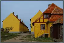 Nachdem die Erbseninseln 1856 als Seefestung aufgegeben wurden, siedelten sich einige ehemalige Soldaten als Fischer an. Heute leben noch etwa 90 Personen in den unter Denkmalschutz stehenden Geb�uden. Zu sehen ist die alte Kasernenstra�e auf Christians�. (24.04.2019)