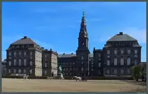 Der Regierungssitz D�nemarks ist das Schloss Christiansborg auf der Insel Slotsholmen. Davor befindet sich ein gro�er Reitplatz. (26.04.2019)