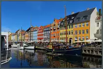 Der Nyhavn mit seinen bunten H�usern war einst eine Am�siermeile. Heute sind an dem Touristenhotspot zahlreiche Restaurants und Kneipen angesiedelt. (Kopenhagen 26.04.2019)
