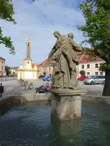 Jaromerice nad Rokytnou, Brunnen und Dreifaltigkeitss�ule von 1716 am Namesti Miru (30.05.2019)
