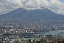 Ein sehr seltenes Foto aus Napoli. Am 09.03.2008 lag eine Schnedecke auf dem Vesuv. Daher kam der Krater sch�n zur Geltung. Blick �ber den Hafen zum Vesuv.