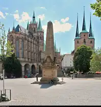 Auf dem Domplatz in Erfurt befinden sich der Erfurter Dom selbst (links), ein Obelisk sowie die Kirche St. Severi. Bei Temperaturen um die 35 �C an diesem Tag sorgte eine Innenbesichtigung der Gottesh�user zwischenzeitlich f�r Abk�hlung.
Aufgenommen im Gegenlicht.
[3.6.2019 | 15:20 Uhr]
