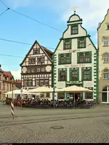 Blick auf die in der Kettenstra�e, am Domplatz gelegenen Fachwerkh�user  Gr�ne Apotheke  und  Gasthaus Zur Hohen Lilie  (Renaissance-Stil) in Erfurt. Beide werden im Erdgeschoss jeweils als Restaurant genutzt.
[3.6.2019 | 17:13 Uhr]