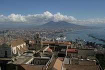 Napoli - Himmel und H�lle zugleich, Stadt der Lebensk�nstler oder Inbegriff f�r hoffnungsloses Chaos. Sicher ist Napoli die chaotischte Stadt Europas. Aber die Stadt mit ihrer wunderbaren Lage am Golf di Napoli mit dem Vesuv als Kulisse und mehr als 2500 Jahre alter Geschichte ist schon eine Reise wert. Allein das Autofahren wird hier zum unvergessenen Erlebnis.
Vom Castello San Elmo hat man den sch�nsten �berblick �ber die Stadt.