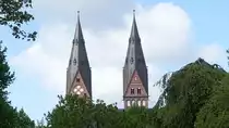Hamburg am 7.5.2019: T�rme des St. Marien-Domes im Stadtteil St. Georg  vom Lohm�hlenpark gesehen / der 1893 fertigstellte Bau ist die Kathedralkirche des r�misch-katholischen Erzbistums Hamburg /