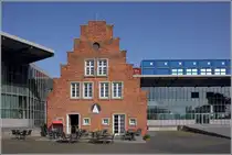 Wismar. Das fr�here Lotsenhaus ist inzwischen umrahmt von den modernen Geb�uden des Technologie- und Gewerbezentrums Wismar. Im Geb�ude hat sich inzwischen ein kleines Restaurant etabliert. 25.07.2019