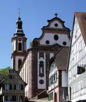 Ettenheim, Blick zur hoch �ber der Stadt stehenden katholischen Pfarrkirche St.Bartholom�us, der barocke Bau wurde 1782 eingeweiht, Juni 2019