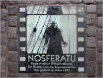 Wismar. Im Pflaster unter dem Wassertor erinnert diese Gedenkplatte an den Film  Nosferatu , der hier 1921 gedreht wurde. 24.07.2019