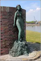Wilhelmshaven. Am Nassauhafen steht seit 1994 die  Windsbraut  und schaut hinaus auf's Meer. Es ist eine Skulptur des Malers und Bildhauers Hartmut Wiesner. 18.05.2019