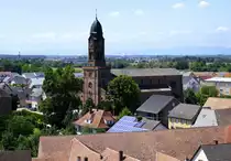 Mahlberg, Blick vom Schlo� in die Rheinebene und zur Kirche St.Leopold, 1871-74 im neuromanischen Stil erbaut, Juli 2019
