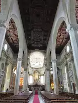Sarzana, Innenraum der Kathedrale Santa Maria Assunta, die holzget�felte Decke wurde zwischen 1662 und 1670 von Pietro Giambelli geschnitzt, Gem�lde von Francesco Solimena (15.06.2019)