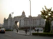 Diese Bild ist typisch f�r die chinesische Architektur.
Hier werden f�r die gehobene Klasse Apartments nach europ�ischem Stil gebaut. Das ganz passt aber irgendwie nicht zwischen die Hochh�user. Sahnghai YanGao Lu am 19.05.2006.