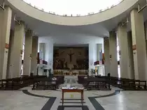 Massa, Innenraum der Pfarrkirche San Sebastiano, Fresko hinter dem Altar vom Maler Dino Cellini (16.06.2019)