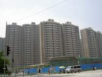 Blick auf einen Wohnkomplex in Shanghai PuDong. Diese Wohnungen k�nne dann von der Mittelschicht gekauft werden. Sahnghai YanGao Lu am 20.05.2006.
Wenn so eine Wohnung gekauft wird geh�rt sie 50 Jahre dem K�ufer. Danach ist es wieder Staatseigentum. Somit kann man keine Immobilien vererben.
