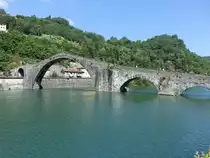 Borgo a Mozzano, Ponte della Maddalena, Steinbogenbr�cke aus dem 14. Jahrhundert �ber den Fluss Serchio (16.06.2019)