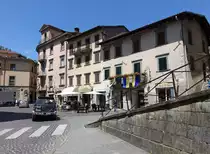 Castelnuovo di Garfagnana, H�user an der Piazza Umberto I. (16.06.2019)