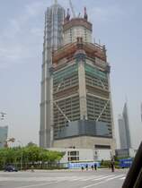 Bild auf den Rohbau des neuen Wolkenkratzers in Shanghai PuDong. Sahnghai am 20.05.2006. Wie es dort ein Jahr sp�ter aussieht kann man auf einem anderen Bild von mir sehen.
