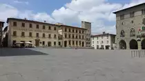 Pistoia, Geb�ude der Bank Monte dei Paschi an der Piazza Duomo (16.06.2019)