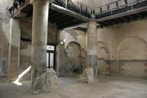 Neben den Bewohnern verbrachten viele reiche R�mer ihre Freizeit und Ferien in der antiken Hafenstadt. So entstanden hier pr�chtige Villen, die heute zu sehen sind.