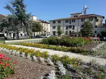 Empoli, Blumenbeete und Geb�ude an der Piazza della Vittoria (16.06.2019)