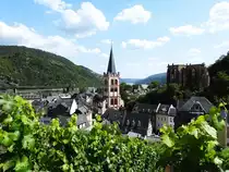 BACHARACH/RHEIN(WELTERBE MITTELRHEIN)
Blick aus den Weinbergen �ber BACHARACH mit der ev. Stadtkirche ST. PETER und der Ruine
der gotischen WERNER-KAPELLE...am 21.8.2019