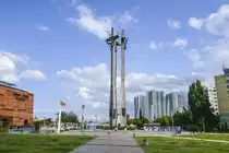 Denkmal der gefallenen Werftarbeiter am Eingang zur Danziger Werft. Drei hohe Kreuze erinnern an die ersten drei Arbeiter, die 1970 bei Streikaktionen ihr Leben gelassen hatten. Aufnahme: 13. August 2019.