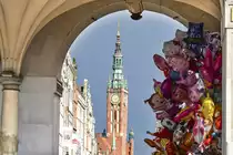 Danzig - Gdańsk. Rathausturm vom Goldenen Tor aus gesehen. Aufnahme: 14. August 2019.