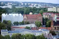 Aussicht vom Turm der Jakobikirche (Katedra Świętego Jakub) in Stettin / Szczecin. Das gro�e und moderne wei�e Geb�ude links im Bild ist die Stettiner Philharmonie. Aufnahme: 10. August 2019.