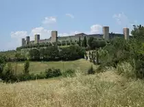Monteriggioni, mittelalterliche Stadtmauer mit Wehrgang und 14 T�rmen (17.06.2019)