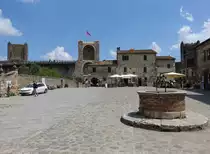 Monteriggioni, Brunnen und Wehrt�rme an der Piazza Roma (17.06.2019)