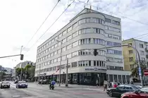 Gdynia (deutsch: Gdingen). In der ulica 10 Lutego 24 entstand 1935/1936 ein B�rogeb�ude f�r die polnische Sozialversicherung ZUS. Es ist eines der Symbole der Moderne der Zwischenkriegszeit mit Bauk�rpern unterschiedlicher Gr��e sowie einem exponierten abgerundeten Teil. Heute sitzt die Reederei Polskie Linie Oceaniczne (Polish Ocean Lines, POL) in dem Geb�ude.Aufnahme: 15. August 2019.