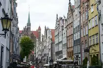 Die Frauengasse (poln. ul. Mariacka) in Danzig / Gdańsk. Mit ihren schmalen und reich geschm�ckten B�rgerh�usern und den Beischl�gen (vor der eigentlichen Haust�r gelegene, erh�hte Terrassen, die �ber oft verzierte Treppen zu erreichen sind) ist sie ein Beispiel f�r die einstige Danziger Stra�enbebauung. 1945 war die Frauengasse komplett zerst�rt und wurde in den 1950er Jahren wieder aufgebaut
Aufnahme: 12. August 2019.