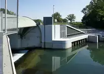 Breisach, das M�hlinwehr, Blick auf die gebogene, st�hlerne Sperrwand(links oben) in ge�ffnetem Zustand, Aug.2019