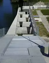 Breisach, das M�hlinwehr, Blick von der Stra�en�berf�hrung auf die Fischtreppe, Aug.2019