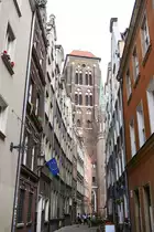 Danzig - Gd�nsk. Blick auf den Turm der Marienkirche (polnisch: Bazylika konkatedralna Wniebowzięcia Najświętszej Maryi Panny) von der Kaletnitzca-Gasse. Aufnahme: 12. August 2019.