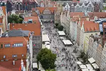 Danzig - Gd�nsk. Blick vom Turm des Rechtst�dtischen Rathauses auf dem Langen Markt (auf polnisch: Długi Tag). Im Hintergrund ist das Gr�ne Tor (polnisch: Brama Zieloma) zu sehen. Aufnahme: 12. August 2019.