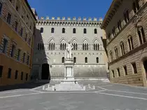 Siena, Palazzo Salimbeni mit Statue von Sallustio Bandini, Sitz der Bank Monte dei Paschi di Siena (17.06.2019)
