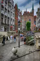 Danzig - Gd�nsk. Frauengasse (auf polnisch: Ulica Mariacka). Mit ihren schmalen und reich geschm�ckten B�rgerh�usern und den Beischl�gen (vor der eigentlichen Haust�r gelegene, erh�hte Terrassen, die �ber oft verzierte Treppen zu erreichen sind) ist sie ein Beispiel f�r die einstige Danziger Stra�enbebauung. Aufnahme: 12. August 2019.