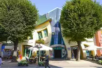 Zoppot - Sopot. �Stimmt etwas nicht mit meinen Augen?� werden sich viele Besucher beim Anblick des Hauses in der ul. Bohater�w-Monte-Cassino-Stra�e 53 in Zoppott fragen. Die schiefen und krummen W�nde sind gewollt. Das Haus entstand im Jahr 2004 nach einem Entwurf der Architekten Szotyński und Zaleski. Aufnahme: 14. August 2019.