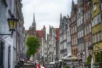 Danzig - Gdansk. Blick in die Frauengasse (polnisch: Mariacka). Mit der kleinen Baumallee wirkt die Gasse intimer als die �K�nigsroute� Lange Gasse. Aufnahme: 12. August 2019.