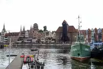 Danzig - Gdansk. Die Lange Br�cke (Długie Pobrzeże) und das Krantor (Brama Żuraw) von der Bleihofinsel (Olowianka) aus gesehen. Aufnahme: 12. August 2019.