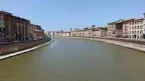 Pisa, H�user entlang der Stra�en Lungarno Antonio Pacinotti und Lungarno Gambacorti am Arno Fluss (18.06.2019)