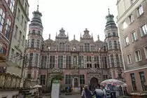 Danzig / Gdansk. Das Gro�e Zeughaus (polnisch: Wielka Zbrojownia) das als Waffenarsenal diente, ist ein typisches Beispiel f�r den fl�mischen Manierismus in Danzig. Die Fassade auf beiden Seiten des Geb�udes ist in Giebel gegliedert: am Holzmarkt vier, an der �stlichen Frontseite zur Jopengasse zwei. Daran schlie�en sich zwei T�rme an den Seiten an. Die Spitzen der Giebel sind mit Bronzeplastiken von explodierenden Kanonenkugeln geschm�ckt, die deutlich auf den Verwendungszweck des Geb�udes hinweisen. Aufnahme: 14. August 2019.