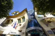 Das Krumme H�uschen (polnisch: Krzywy Domek) wurde 2004 in Zoppot / Sopot an der Bohater�w-Monte-Cassino-Stra�e 53 nach einem Entwurf der Architekten Szotyński und Zaleski errichtet. Die Architekten wurden von den bizarren Zeichnungen von Jan Marcin Szancer und Per Dahlberg inspiriert. Das Objekt bildet einen Teil des �Rezydent�-Handelszentrums. Im Erdgeschoss befinden sich Verkaufsr�ume, ein Restaurant sowie eine Spielhalle. Das Haus ist auch Sitz des Radios RMF FM.
Aufnahme: 14. August 2019.