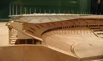 Studie zum Umbau des Berliner Olympiastadions zur Fussball-WM 2006. Der 500 Mio teure Umbau wurde zu einer architektonischen Meisterleistung. Statisch anspruchsvoll gel�st der unterbrochene Ring des Glasdachs.  Das Foto entstand in einer f�r das breite Publikum �ffentlichen Ausstellung im Deutschen Sportforum. Das Deutsche Sportforum grenzt n�rdlich an das Olympiastadion an. Das Modell war Teil einer Ausstellung welche der Bev�lkerung die anstehenden Umbaupl�ne des Olympiastadions erl�utern sollte. Foto: Januar 2002