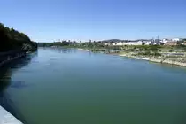 Rheinfelden AG, Blick vom Wasserkraftwerk rheinabw�rts, rechts Industrieanlagen auf deutscher Seite, Sept.2019