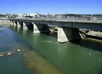 Rheinfelden/Baden, die ca.200m lange Wehranlage des neuen Wasserkraftwerkes auf deutscher Rheinseite, sieben verstellbare st�hlerne Wehrsch�tzen regulieren den Wasserstand, Sept.2019