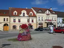 Dobrany, historische Geb�ude am Masarykovo Namesti (06.07.2019)