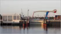Emden. Diese moderne Klappbr�cke mit ihren 14,5 m hohen Pylonen f�hrt �ber das Au�enhaupt der Nesselander Schleuse. 22.09.2019